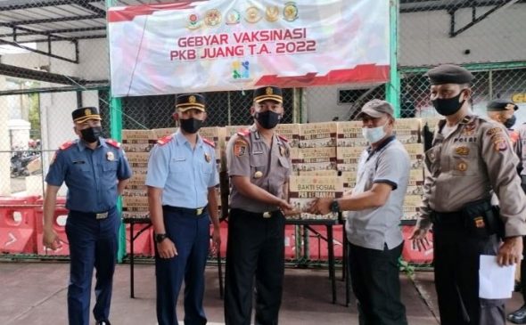 Siswa Sespimmen Lemdiklat Polri Berbagi Baksos Sembako di Cimahi