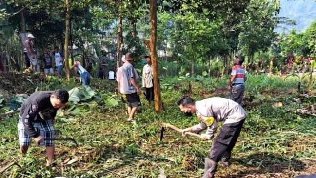 Antisipasi Bencana Alam, Polisi dan Warga Gotong Royong Bersihkan Lingkungan