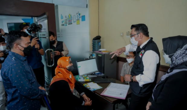 Gubernur Didampingi Kadisdik Jabar Tinjau Fasilitas Penunjang PPDB di UPTD Tikomdik