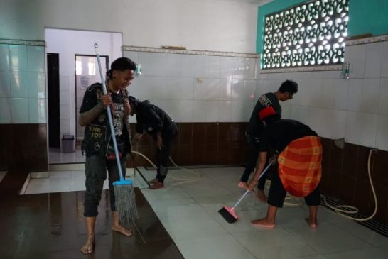 HUT Bhayangkara ke-76, Anak Punk dan Pengamen Jalanan Bersihkan Masjid Agung Palabuhanratu