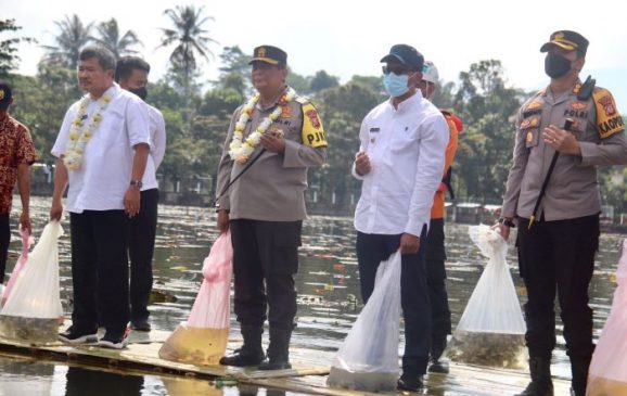 HUT Bhayangkara ke-76, Kapolda Jabar Tabur 7,6 Juta Benih Ikan di Situ Bagendit Garut