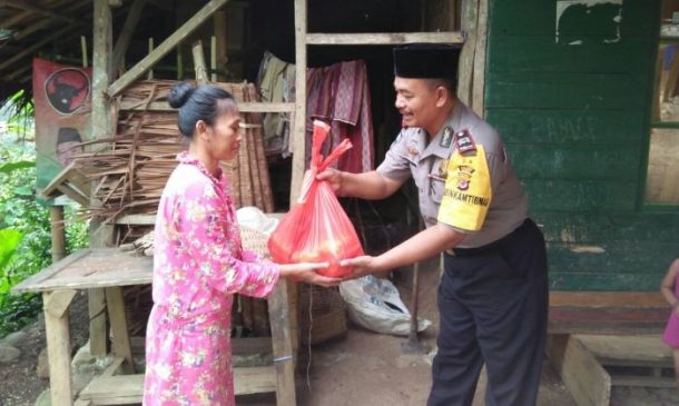 HUT Bhayangkara ke-76, Polisi Berikan Bansos Kepada Masyarakat yang Kurang Mampu di Bogor
