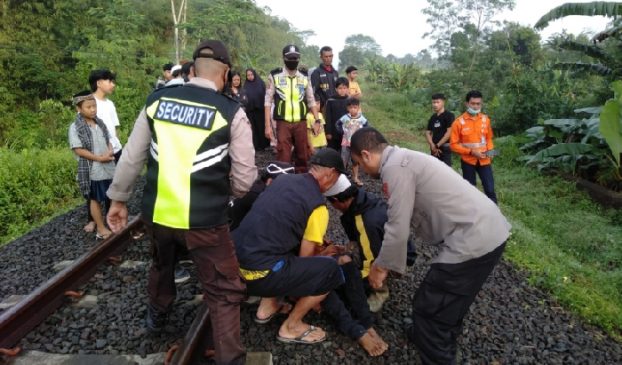 Diduga Tertidur Pulas Pada Lintasan Kereta Api, Seorang Pria di Sukabumi Nyaris Tewas