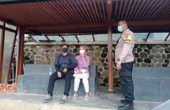 Polisi di Argapura Bagikan Masker dan Beri Imbuan Prokes di Tempat Wisata