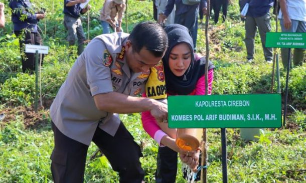 Jaga Ekosistem Lingkungan, Polisi Tanam Ribuan Pohon di Pegunungan Desa Kedongdong