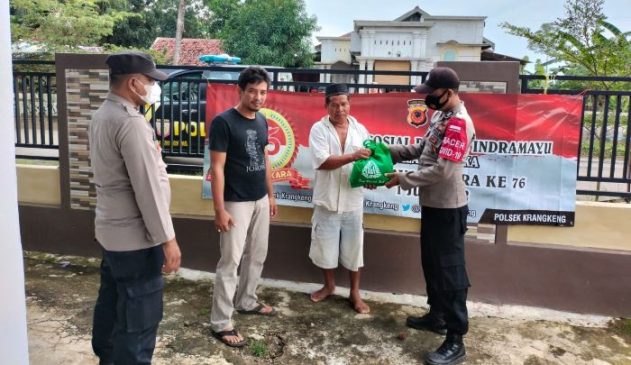 Jelang HUT Bhayangkara ke-76, Polisi Salurkan Bansos Kepada Warga
