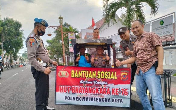 Jelang Hari Bhayangkara ke-76, Polisi Bagikan Bansos Sembako ke Pengayuh Becak, Juru Parkir Hingga Pemulung di Majalengka