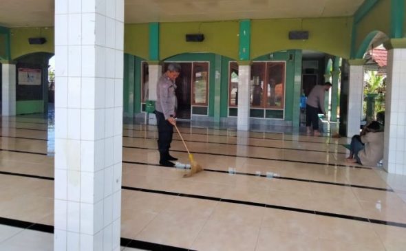 Jelang Hari Bhayangkara ke-76, Polisi Gelar Baksos Bersih-Bersih Masjid di Desa Widasari Indramayu
