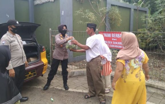 Jelang Peringatan HUT Bhayangkara ke-76, Polisi Bagikan Puluhan Kilogram Sayuran Kepada Masyarakat