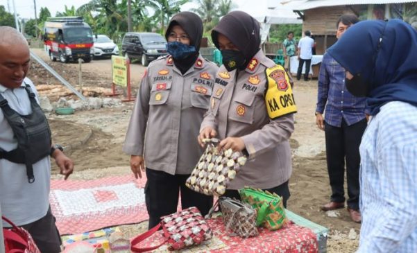 Kapolres Subang Tinjau Proses Ubah Sampah Jadi Produk Bernilai Ekonomis yang Dilakukan Kapolsek Subang Kota