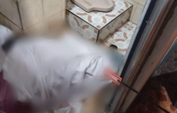 Kesigapan Polisi Evakuasi Orang Meninggal Dunia di Toilet Masjid Kapetakan Cirebon