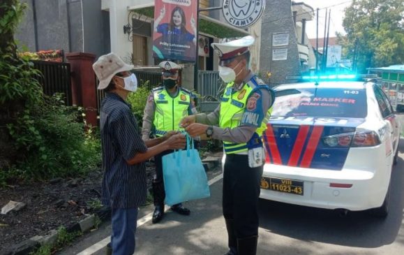 Moment Hari Bhayangkara ke-76, Polisi Bagi-Bagi Paket Sembako Kepada Tukang Ojek dan Fakir Miskin