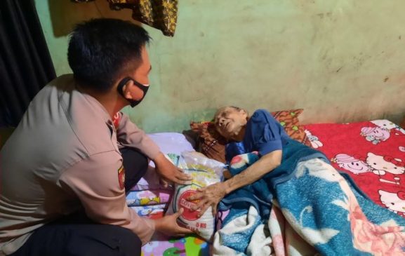 Peringati HUT Bhayangkara ke-76, Polisi Laksanakan Baksos untuk Masyarakat yang Membutuhkan di Desa Sagalaherang Subang