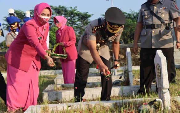 Peringati Hari Bhayangkara ke-76, Polisi Pimpin Ziarah dan Tabur Bunga di TMP Cakrabuana