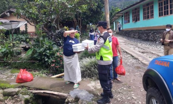 Polisi Bagikan Bansos Kepada Korban Banjir di Cisarua Bogor
