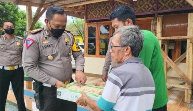 Polisi Baksos Religi dengan Merenovasi Mushola Attawazun di Perkebunan Karet Wanareja
