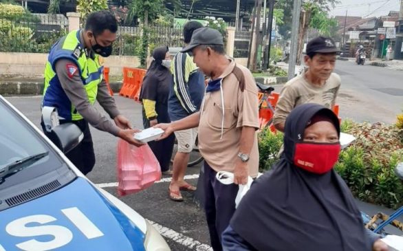 Polisi Berbagi Nasi Kotak Kepada Petugas Kebersihan dan Warga Banjar