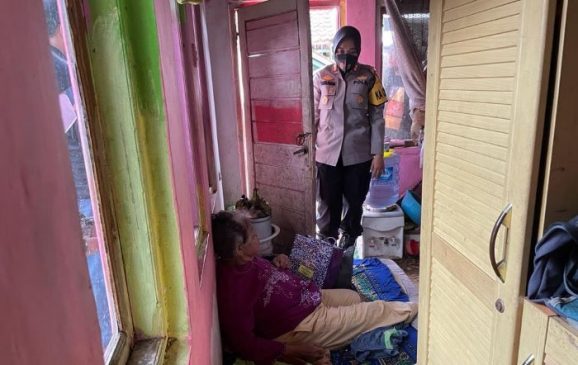 Polisi Beri Bantuan Kepada Nenek yang Hidup Sebatang Kara di Subang