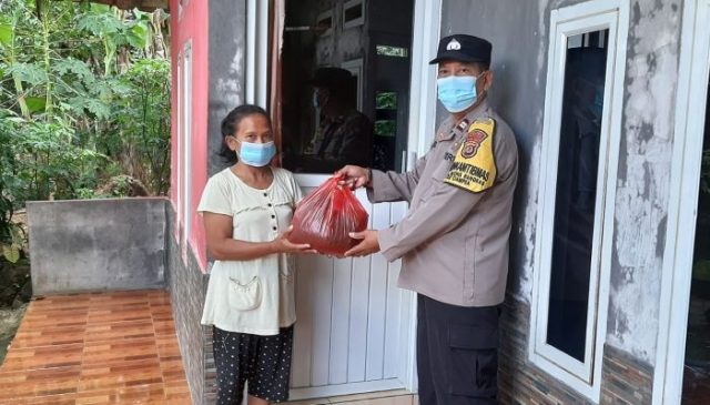 Polisi Berikan Bansos Kepada Warga yang Kurang Mampu di Desa Ciampea Bogor