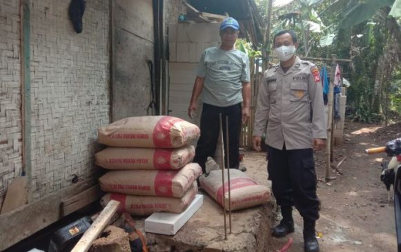 Polisi Berikan Bantuan Semen untuk Pembangunan Rumah di Kampung Cijujung