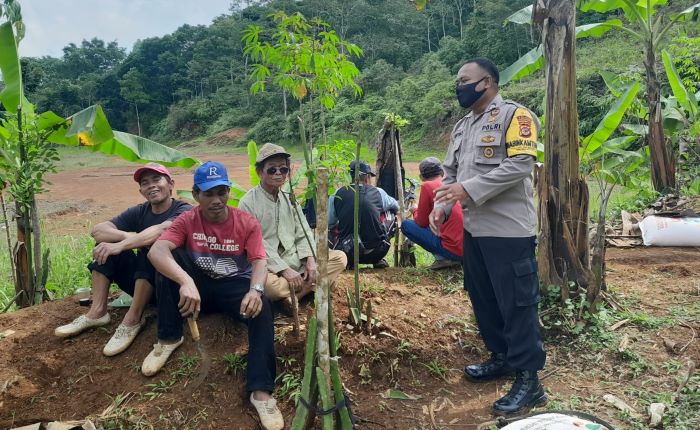 Polisi Berikan Imbauan Kamtibmas ke Warga Petani Buah Naga dan Peternak Domba di Tasikmalaya