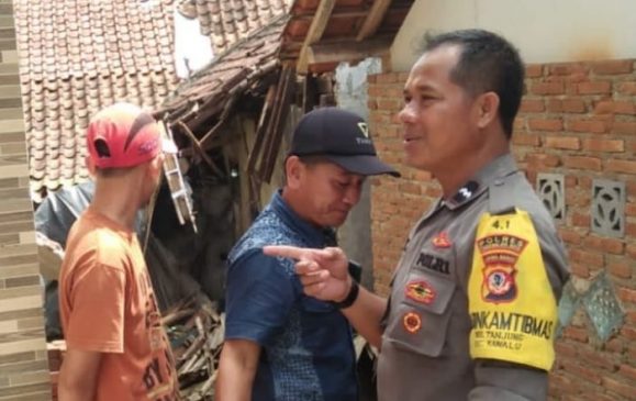 Polisi Cek Rumah Roboh dan Berikan Bantuan Sembako di Kecamatan Kawalu Kota Tasikmalaya