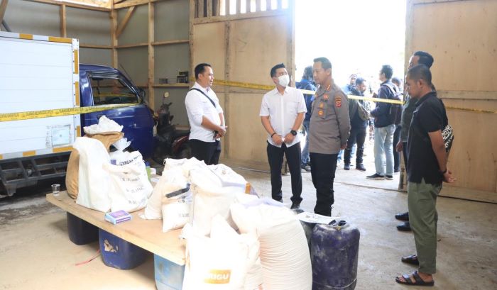 Polisi Gerebek Pabrik Mie Formalin di Margaasih Kabupaten Bandung