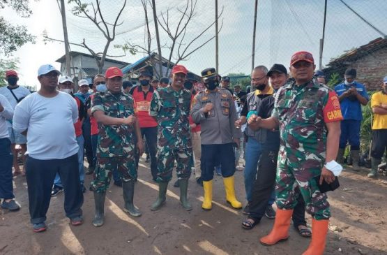 Polisi Hadiri Penanaman Bibit Mangrove di Lemahwungkuk Cirebon
