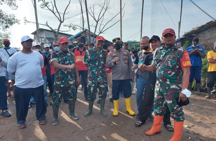 Polisi Hadiri Penanaman Bibit Mangrove di Lemahwungkuk Cirebon