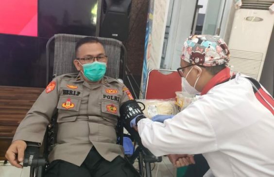 Polisi Mengikuti Kegiatan Donor Darah Dalam Rangka Menyambut HUT Bhayangkara ke-76