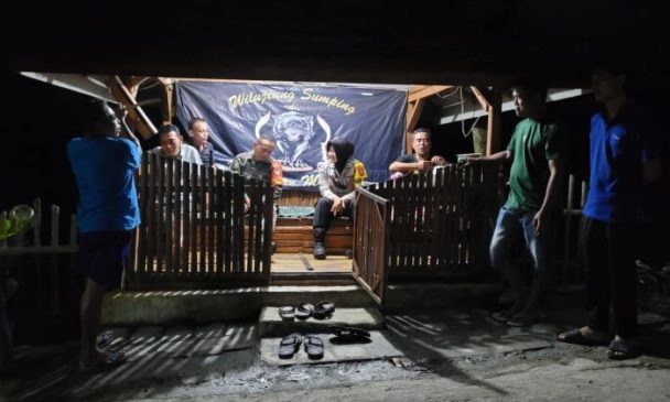 Polisi Monitoring Siskamling di Pos Ronda Dusun Karangtengah