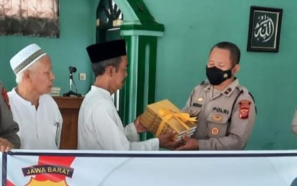 Polisi Salurkan Al-quran ke DKM Wilayah Ciamis