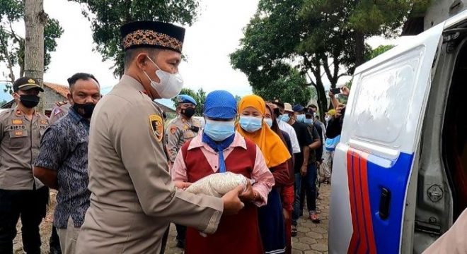 Polisi Salurkan Beras Kepada Penggali Makam dan Warga Kurang Mampu di Desa Nanjung
