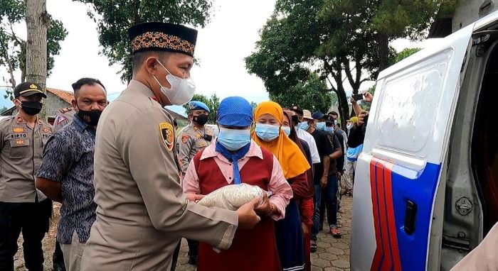Polisi Salurkan Beras Kepada Penggali Makam dan Warga Kurang Mampu di Desa Nanjung