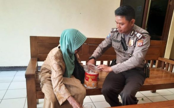 Polisi Tolong Nenek Tua yang Kehilangan Uang Saat Hendak Pulang di Bogor