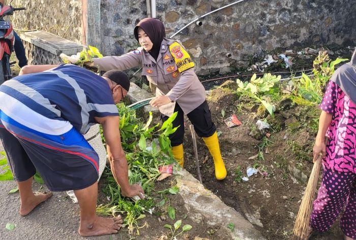 Polisi Turun Langsung Kerja Bakti Bantu Warga di Desa Cipedes Kuningan