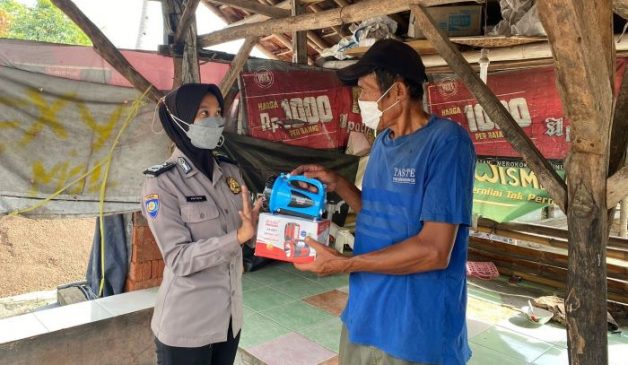 Polwan Berikan Imbauan Prokes dan Sarkon Dalam Rangka Menyambut HUT Bhayangkara ke-76