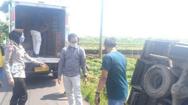 Polwan dengan Sigap Bantu Penanganan Laka Lantas Tunggal Mobil Terbalik di Desa Cimaranten