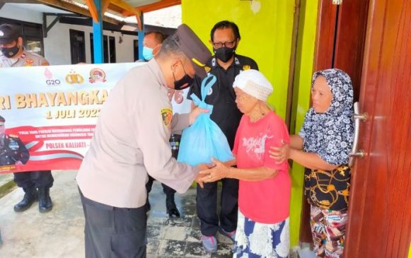 Rangkaian Hari Bhayangkara ke-76, Polisi Gelar Baksos Kepada Warga Kurang Mampu di Lembur Tohaga Desa Rawalele