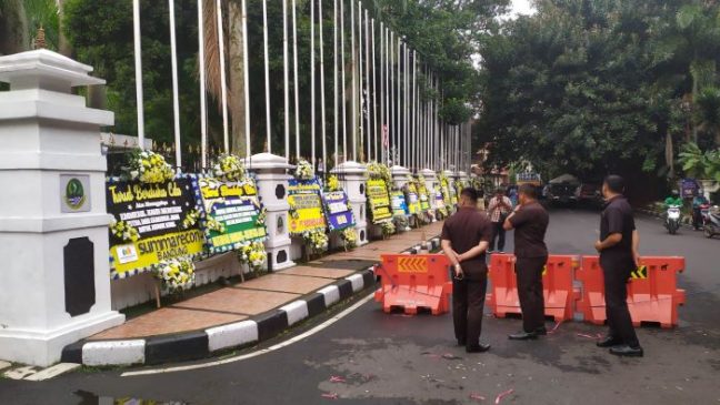 Ribuan Karangan Bunga Duka Selimuti Gedung Pakuan