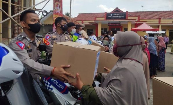 Sambut HUT Bhayangkara ke-76, Polisi Bagikan 500 Paket Sembako