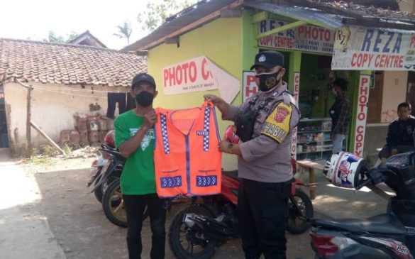 Sambut HUT Bhayangkara ke-76, Polisi Berikan Bansos Kepada Petugas Parkir