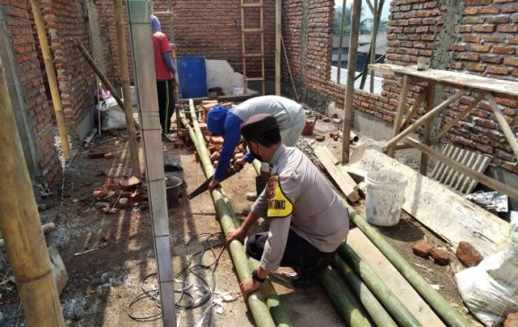 Sambut HUT Bhayangkara ke-76, Polisi Turut Bantu Warga Binaan Bangun Rumah
