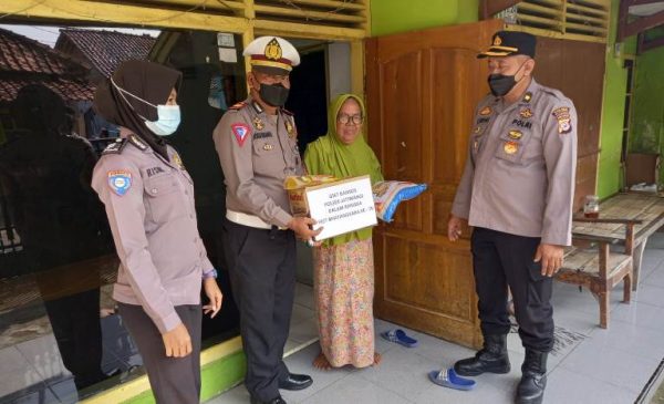 Sambut Hari Bhayangkara ke-76, Polisi Berikan Bansos Bagi Purnawirawan dan Warakawuri Polri di Jatiwangi