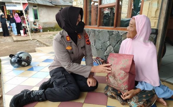 Sambut Hari Bhayangkara ke-76, Polisi Salurkan Sembako Kepada Warga yang Membutuhkan di Sukabumi