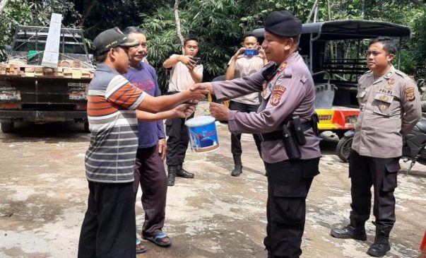 Sambut Hari Bhayangkara, Aksi Sosial Polisi Berikan Bantuan Material Bahan Bangunan Masjid