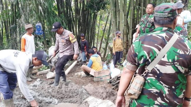 Sinergitas TNI Polri di Majalengka Gotong Royong Membangun Mushola Dalam Rangka Hari Bhayangkara ke-76