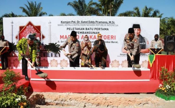 Wakapolri Lakukan Peletakan Batu Pertama Pembangunan Masjid Al Kostoeri