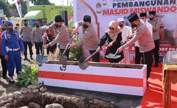 Wakapolri Letakkan Batu Pertama Pembangunan Masjid Miswandoko di Kediri