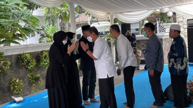 Wali Kota Bandung Beserta Istri Takziah ke Ridwan Kamil